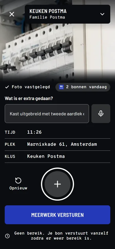 Het vastlegscherm van Meerstaat op een telefoon, met de post van een installateur: de foto is gemaakt (Een open groepenkast met twee rijen automaten en aardlekschakelaars, met zwarte en blauwe bedrading eronder), boven het scherm staat de klus Keuken Postma, het veld wat is er extra gedaan is ingevuld met "Kast uitgebreid met tweede aardlek en drie automaten. Dagdeel plus materiaal.", en tijd en plek staan er automatisch onder, met de knop meerwerk versturen. Onderaan staat de melding geen bereik, je bon verstuurt vanzelf zodra er weer bereik is.