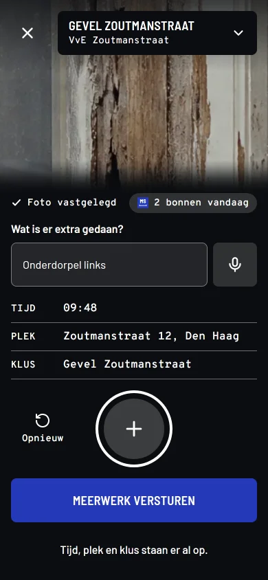Het vastlegscherm van Meerstaat op een telefoon, met de post van een schilder: de foto is gemaakt (Een uitgeschuurde kozijnstijl met bruin houtrot tot diep in het hout, naast een geschilderd raamhout, met schuurstof op de vensterbank), boven het scherm staat de klus Gevel Zoutmanstraat, het veld wat is er extra gedaan is ingevuld met "Onderdorpel links, 25 cm zacht hout. Uitgehakt en hersteld. Foto voor en na.", en tijd en plek staan er automatisch onder, met de knop meerwerk versturen. Onderaan staat dat tijd, plek en klus er al op staan.