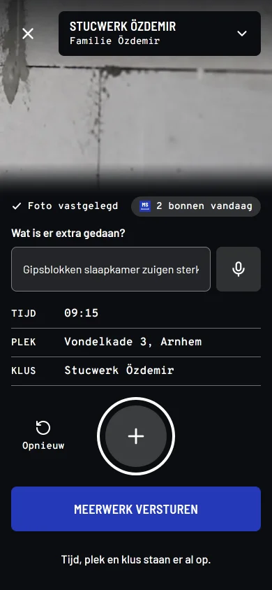 Het vastlegscherm van Meerstaat op een telefoon, met de post van een stukadoor: de foto is gemaakt (Een wand van gipsblokken met natte voorstrijk in banen over de blokken, in schuin licht), boven het scherm staat de klus Stucwerk Özdemir, het veld wat is er extra gedaan is ingevuld met "Gipsblokken slaapkamer zuigen sterk. Tweede keer voorgestreken, 18 m2, uur plus wachttijd.", en tijd en plek staan er automatisch onder, met de knop meerwerk versturen. Onderaan staat dat tijd, plek en klus er al op staan.