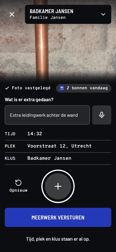 Het vastlegscherm van Meerstaat op een telefoon: de foto van de opengebroken wand is gemaakt, het veld wat is er extra gedaan is ingevuld, en tijd, plek en klus staan er automatisch onder, met de knop meerwerk versturen.