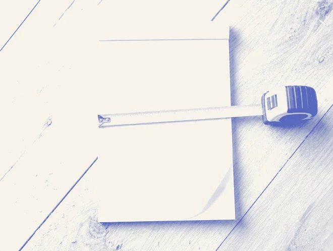 Leeg papieren bonnenblok met een uitgetrokken rolmaat erover, op geschilderde houten vloerdelen